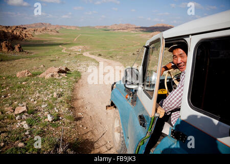 Ein Treiber mit Tseren Touren auf der Straße in einem russischen 4WD in der Gobi-Wüste, Mongolei. Stockfoto