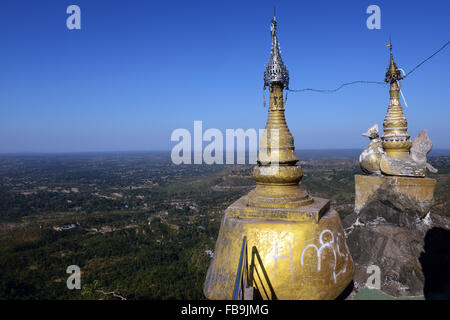 In der Nähe von Mt. Popa in Myanmar, eine Goldene Pagode und eine herrliche Aussicht von der Spitze der Taung Kalat gesehen. Stockfoto