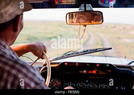 Ein Treiber mit Tseren Touren auf der Straße in einem russischen 4WD in der Gobi-Wüste, Mongolei. Stockfoto