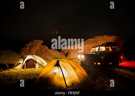 4 x 4 Offroad camping unter den Sternen in der Gobi-Wüste, Mongolei. Stockfoto