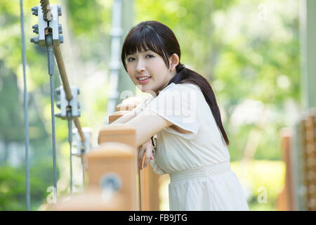 Junge Frau auf Brücke Stockfoto