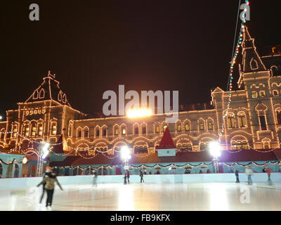 Eisbahn auf dem Roten Platz in Moskau bei Nacht Stockfoto