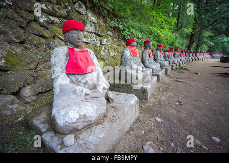 Perspektivische Ansicht, Moos bedeckte Statuen von Jizo in Nikko Stockfoto
