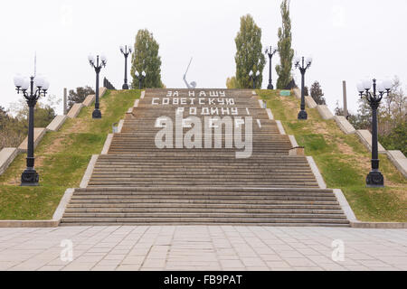 Volgograd, Russland - 5. November 2015: Blick auf den Eingangsbereich und Treppen mit der Aufschrift "für unsere sowjetischen Heimat UdSSR, Stockfoto