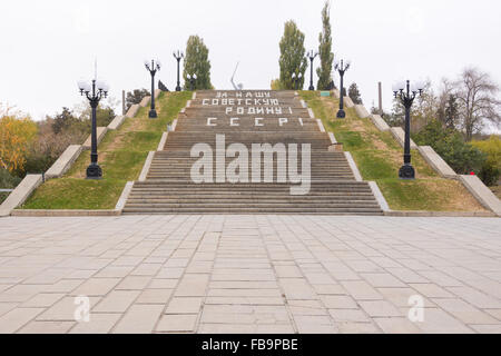 Volgograd, Russland - 5. November 2015: Blick auf den Eingangsbereich und Treppen mit der Aufschrift "für unsere sowjetischen Heimat UdSSR, Stockfoto