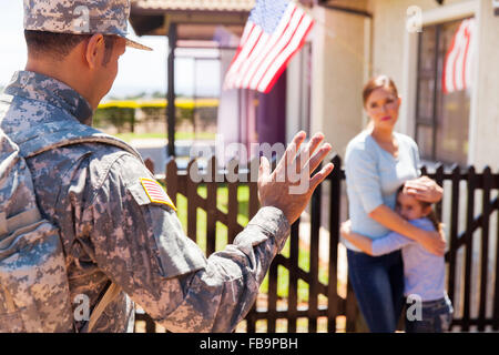 militärischen Vater seine Familie traurig winken verabschieden Stockfoto