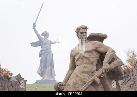 Volgograd, Russland - 5. November 2015: Der Blick von der Platzes stand nach dem Tod der Skulptur 'Stand bis zum Tod' und ' Motherl Stockfoto