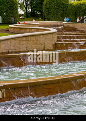 Die Wasserfall-Funktion bei Alnwick Gardens in Northumberland England UK designed by Jacques und Peter Wirtz Stockfoto