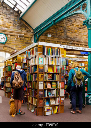 Innenraum der Tauschhandel Bücher in Alnwick Northumberland England UK, eines der größten secondhand Buchhandlungen in Europa Stockfoto