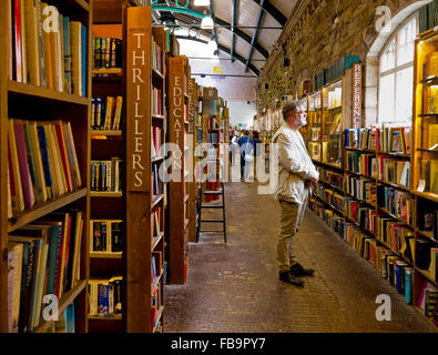 Innenraum der Tauschhandel Bücher in Alnwick Northumberland England UK, eines der größten secondhand Buchhandlungen in Europa Stockfoto