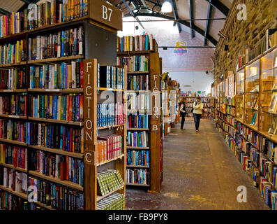 Innenraum der Tauschhandel Bücher in Alnwick Northumberland England UK, eines der größten secondhand Buchhandlungen in Europa Stockfoto