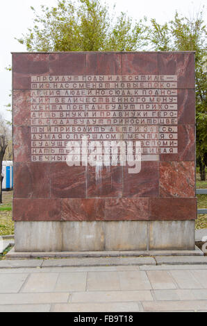 Volgograd, Russland - 5. November 2015: Abschied Denkmal Inschrift auf den Eingangsbereich des Komplexes historisches Denkmal "zu H Stockfoto