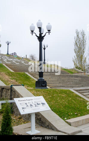 Volgograd, Russland - 5. November 2015: Blick auf den Eingangsbereich und Treppen mit der Aufschrift "für unsere sowjetischen Heimat UdSSR, Stockfoto