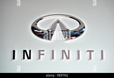 Detroit, Michigan, USA. 12. Januar 2015. Ein Infiniti-Logo während der zweiten Pressetag auf der North American International Auto Show (NAIAS) in Detroit, Michigan, USA, 12. Januar 2015 zu sehen. Foto: ULI DECK/Dpa/Alamy Live-Nachrichten Stockfoto