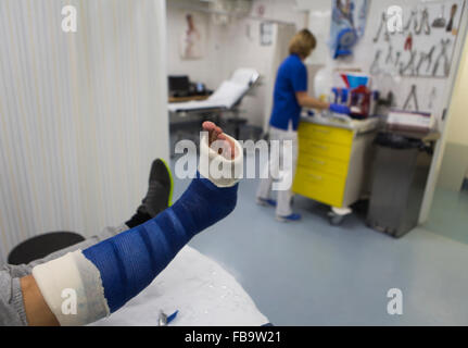 Gips auf einem gebrochenen Bein Stockfoto