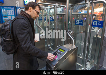 Alle niederländischen Transportunternehmen begann in Zusammenarbeit mit Telefongesellschaften (Vodafone und KNP) ein Experiment, in denen Pendler per Handy mit den öffentlichen Verkehrsmitteln ein-und Auschecken können. Stockfoto