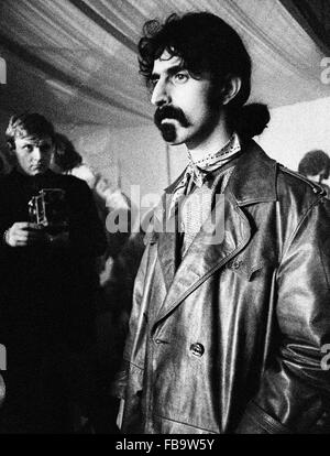 Franck ZAPPA hinter den Kulissen. -1969 - Belgien / Hainaut (Provinz) / Amougies - Franck ZAPPA hinter den Kulissen. -Franck ZAPPA; -Hinter den Kulissen auf dem Amougies Festival; -1969; -Credit:;   -Philippe Gras / Le Pictorium Stockfoto