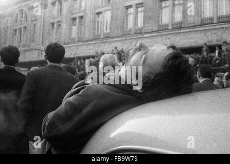 Ereignisse des Jahres 1968 in PARIS - Frankreich / Ile-de-France (Region) - Ereignisse des Jahres 1968 in PARIS - Müdigkeit und Hilflosigkeit der Studenten während der Ereignisse; im Mai 1968.   -Philippe Gras / Le Pictorium Stockfoto