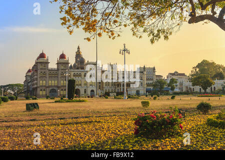 Sonnenuntergang am Mysore Palast und Blumengarten - Mysore - Indien Stockfoto