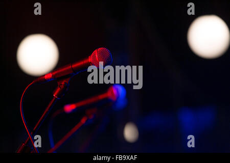 Nahaufnahme von Mikrofonen auf eine leere Spiegelzelt vor eine Abendvorstellung am Canterbury Festival in Canterbury, England Stockfoto