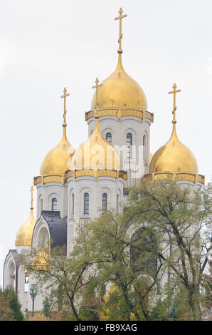 Volgograd, Russland - 5. November 2015: Ein Blick auf die Kuppel der Kirche Allerheiligen am Mamajew Kurgan am historischen memoria Stockfoto