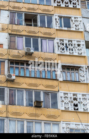 Typische Architektur der östlichen europäischen Wohnung Blöcke mit Klimaanlagen auf den äußeren Wänden hängen Stockfoto