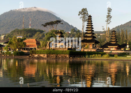 die großen Shivaite und Wasser-Tempel Pura Ulun Danu Bratan am Ufer des Lake Bratan, Bedugul, Bali, Indonesien Stockfoto