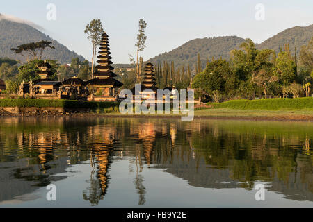 die großen Shivaite und Wasser-Tempel Pura Ulun Danu Bratan am Ufer des Lake Bratan, Bedugul, Bali, Indonesien Stockfoto