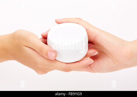 Weibliche Hände mit Glas Bodylotion Stockfoto