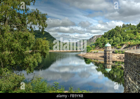 Den ruhigen Wassern des Garreg Ddu Reservoir. eines der Elan Valley Stauseen suppling Birmingham mit Trinkwasser. Stockfoto