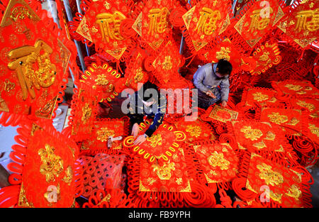 Zibo, Shandong Provinz. 12. Januar 2016. Arbeiter machen chinesische Knoten bei einem Workshop in Yiyuan County, Ost-China Shandong Provinz, 12. Januar 2016. Chinesische Knoten werden beliebter als Chinas Lunar New Year Ansätze. © Zhao Dongshan/Xinhua/Alamy Live-Nachrichten Stockfoto