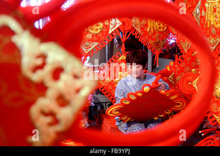 Zibo, Shandong Provinz. 12. Januar 2016. Ein Arbeiter macht chinesische Knoten bei einem Workshop in Yiyuan County, Ost-China Shandong Provinz, 12. Januar 2016. Chinesische Knoten werden beliebter als Chinas Lunar New Year Ansätze. © Zhao Dongshan/Xinhua/Alamy Live-Nachrichten Stockfoto