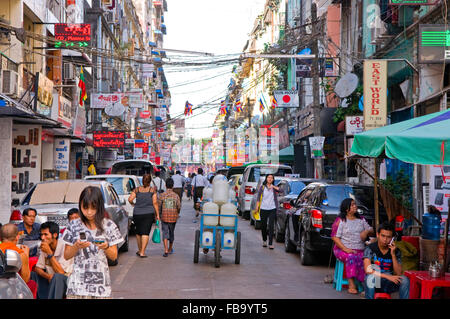 Eine typische Straße in Yangon, Myanmar Stockfoto