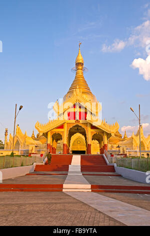 Die reich verzierten Eingang zum Maha Wizara Pagode (Maha Wizaya Pagode) in Yangon, Myanmar Stockfoto