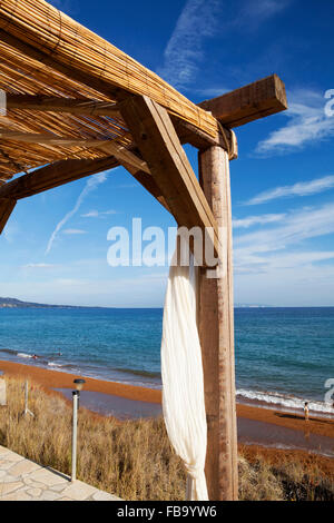 Sommer Veranda mit Blick auf den Ozean. Mega Lakkos Strand, Lixouri, Kefalonia, Griechenland Stockfoto