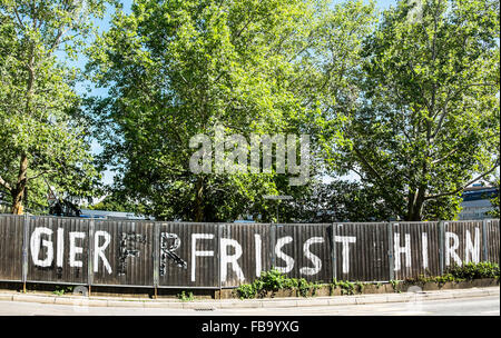 Graffito am Bauzaun des Eisenbahn-Projekt Stuttgart 21 mit einem Text, der lautet: Gier frisst Hirn, Stuttgart, Baden-Wuerttemb Stockfoto