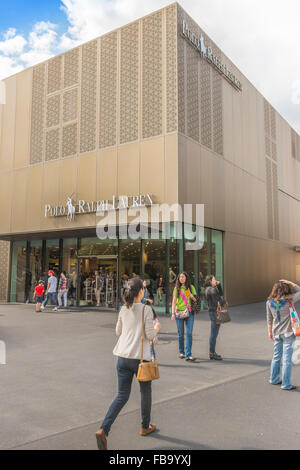 asiatische Käufer vor ralph Lauren Outlet Fabrikverkauf Outlet City Metzingen, Baden-Württemberg, Deutschland Stockfoto