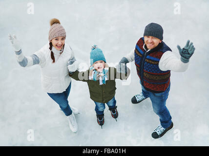 Familienbild von drei Personen in Eisbahn Stockfoto