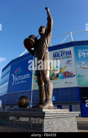 Statue von Fred Keenor Kapitän des FA cup Gewinner 1927 Cardiff Team, Cardiff City Stadium, Cardiff, Wales. Stockfoto