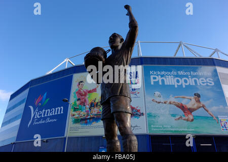 Statue von Fred Keenor Kapitän des FA cup Gewinner 1927 Cardiff Team, Cardiff City Stadium, Cardiff, Wales. Stockfoto