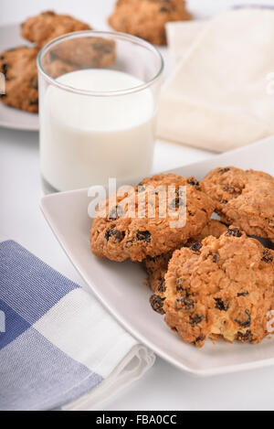 Stillleben mit Müsli mit Rosinen Cookies und Milchglas Stockfoto