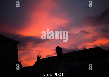 Aberystwyth Wales Uk, Mittwoch, 13. Januar 2016 UK Wetter: lebendige rote Himmel über die Silhouetten von Aberystwyth Dächer in der Morgendämmerung an einem kalten Januartag. Die Temperatur heute wird voraussichtlich erheblich, Tropfen fallen auf - 15° an einigen Stellen im Norden von England und Schottland über Nacht Bildnachweis: Keith Morris / Alamy Live News Stockfoto