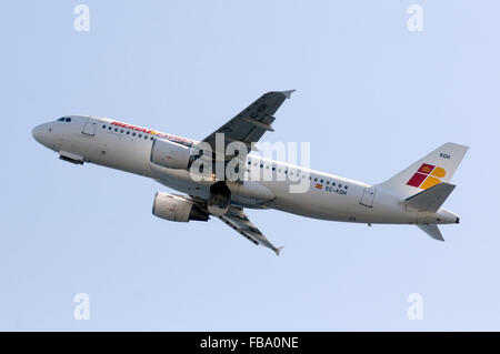 Iberia Express Airbus A320-214 zurückziehen das Fahrwerk nach Take off Stockfoto