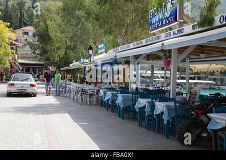 Griechischen Küste Tavernen im Hafen von Vasiliki, Insel Lefkada, Griechenland. Stockfoto