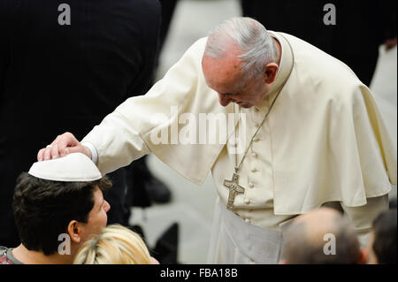 Vatikan. 13. Januar 2016. Papst Francis während seiner wöchentlichen Generalaudienz Mittwoch im Klassenzimmer Paul VI., an der Vatica Credit: Silvia Lore / Alamy Live News Stockfoto