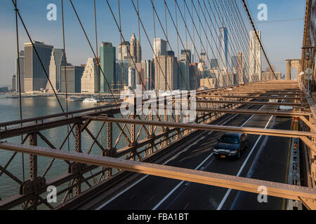 Brooklyn Bridge mit Lower Manhattan Skyline hinter New York, USA Stockfoto