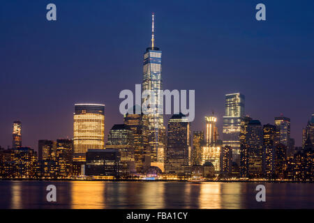 Nachtansicht des One World Trade Center und Lower Manhattan Finanzplatzes, Manhattan, New York, USA Stockfoto