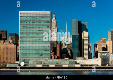 Das Hauptquartier der Vereinten Nationen mit dem Chrysler Building hinter, Manhattan, New York, USA Stockfoto