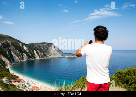 Touristen, die Momentaufnahmen von Petani Badebucht in Kefalonia, Ionische Inseln, Griechenland Stockfoto
