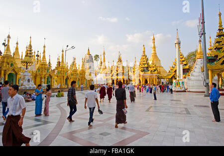 Besucher im Inneren der Shwedagon Paya, Yangon, Myanmar Stockfoto